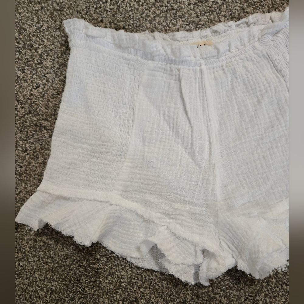 Brand new!! NWOT POL boutique white stretchy ruffle shorts size medium - Picture 3 of 6